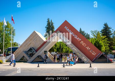 Manavgat, Turchia - 8 settembre 2022: Persone vicino a un piccolo edificio geometrico eccentrico dell'ingresso alle cascate Manavgat. Foto Stock