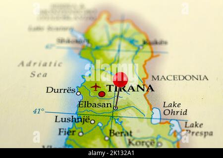 Mappa di Elbasan. Primo piano della mappa di Elbasan con la puntina rossa. Mappa con punto rosso di Elbasan in Albania. Foto Stock