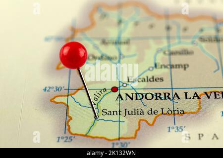 Mappa di Sant Julia de Loria. Primo piano della mappa di Sant Julia de Loria con la spilla rossa. Mappa con punto rosso di Sant Julia de Loria in Andorra. Foto Stock