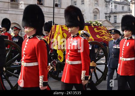 La bara della Regina, abbigliata con il Royal Standard, portò su una carrozza a fuoco alla Processione della Regina. Foto Stock