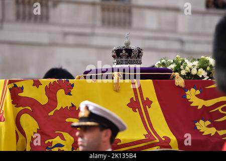 La corona imperiale di stato su un cuscino di velluto viola è posata sulla bara della Regina drappeggiato con lo Standard reale mentre è stata portata su una carrozza da Buckingham Palace alla processione della Regina. Foto Stock