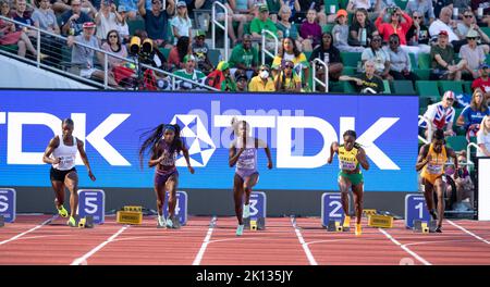 Julien Alfred, Twanisha Terry, Dina Asher-Smith, Kemba Nelson e Murielle Ahoure-Dimps in gara nella semifinale femminile di 100 metri al World Athletics Foto Stock