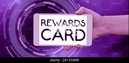 Carta Rewards per testo a mano. Panoramica aziendale Aiutate a guadagnare miglia di punti in denaro dagli incentivi di acquisto giornalieri Foto Stock
