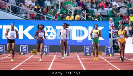 Julien Alfred, Twanisha Terry, Dina Asher-Smith, Kemba Nelson e Murielle Ahoure-Dimps in gara nella semifinale femminile di 100 metri al World Athletics Foto Stock