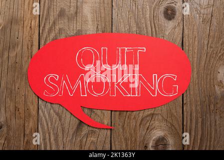 Cartello con scritta Quit Smoking. Parola scritta su interrompere o fermare l'uso della dipendenza da tabacco Foto Stock