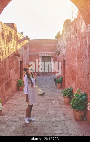 Giovani turisti in visita al Monastero di Santa Catalina, Convento de Santa Catalina, Arequipa, Perù. Sud America Foto Stock