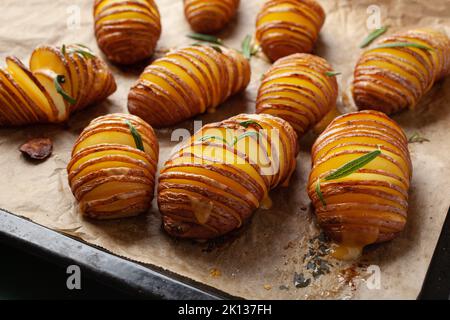 patate all'asselback al forno con formaggio cheddar e rosmarino Foto Stock