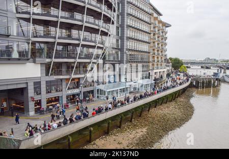 Londra, Regno Unito. 15th Set, 2022. La gente aspetta in fila vicino al Southwark Bridge. La coda per la sdraiata regina Elisabetta II si estende oltre il Tower Bridge, mentre la gente attende per ore per vedere la bara della regina. La bara è stata collocata nella Westminster Hall nel Palazzo di Westminster, dove rimarrà fino al suo funerale il 19th settembre. Credit: Vuk Valcic/Alamy Live News Foto Stock