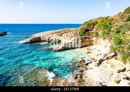 Turisti che si godono il nuoto nel mare cristallino presso la panoramica spiaggia di Pessada, vista aerea, Cefalonia, Isole IONIE, Isole greche, Grecia, Europa Foto Stock