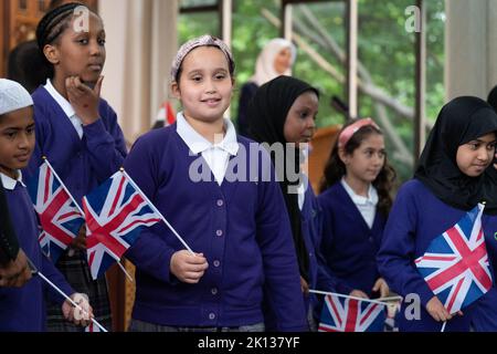 I bambini delle scuole di Londra si uniscono ai musulmani di tutto il Regno Unito alla Moschea del Regent's Park per onorare la vita della regina Elisabetta II e per segnare l'adesione del re Carlo III, dopo la sua morte la scorsa settimana. Data immagine: Mercoledì 15 settembre 2022. Foto Stock