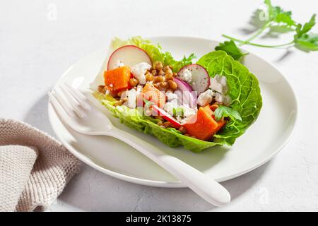 sane lattughe dolci di patate con ravanello, feta, lenticchie Foto Stock