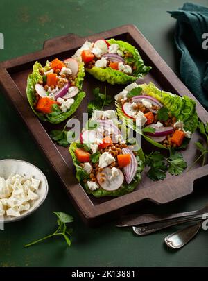 sane lattughe dolci di patate con ravanello, feta, lenticchie Foto Stock