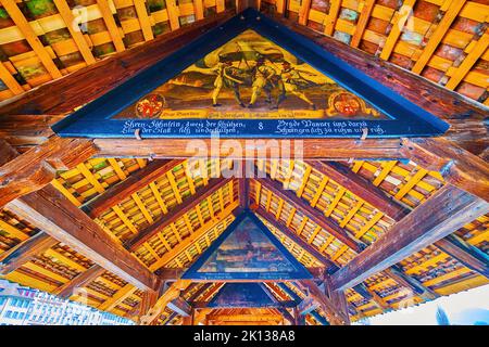 Dipinti medievali sui pannelli di legno sotto il tetto del ponte di Kapellbrucke, Lucerna, Svizzera Foto Stock