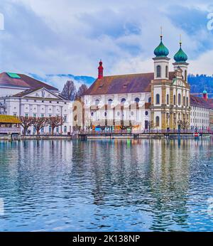 Jesuitenkirche (Chiesa dei Gesuiti) sulla piazza Jesuitenplatz del fiume Reuss nel quartiere Altstadt di Lucerna, Svizzera Foto Stock