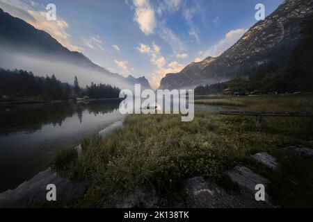 Lago di Dobbiaco all'alba d'estate, Sud Tirolo, Italia, Europa Foto Stock