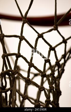 Canestro da basket all'aperto al tramonto. Parco giochi. Foto Stock