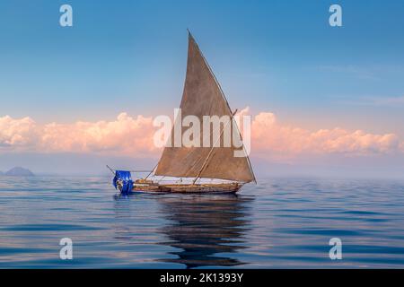 Tradizionale imbarcazione a vela in legno in mare al largo della costa nord-occidentale del Madagascar, Oceano Indiano, Africa Foto Stock