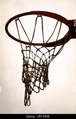 Canestro da basket all'aperto al tramonto. Parco giochi. Foto Stock