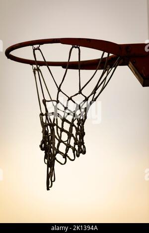 Canestro da basket all'aperto al tramonto. Parco giochi. Foto Stock