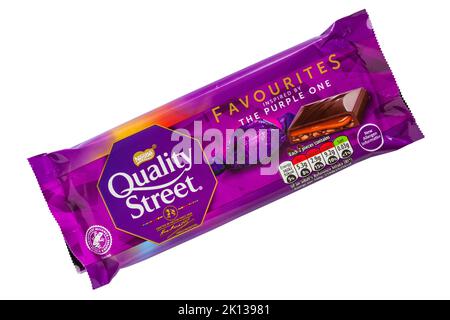 Bar of Quality Street Favourites ispirato al viola uno tavoletta di cioccolato di Nestle isolato su sfondo bianco Foto Stock