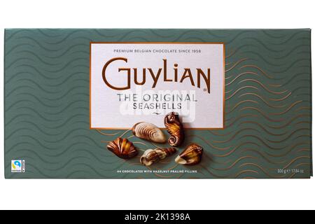Grande scatola di Guylian gli originali cioccolatini belgi Seashells Seashells isolati su bianco - i migliori cioccolatini belgi con ripieno di pralina alla nocciola Foto Stock