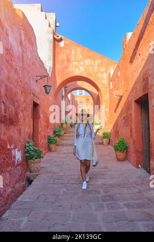 Giovani turisti in visita al Monastero di Santa Catalina, Convento de Santa Catalina, Arequipa, Perù. Sud America Foto Stock