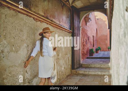 Giovani turisti in visita al Monastero di Santa Catalina, Convento de Santa Catalina, Arequipa, Perù. Sud America Foto Stock