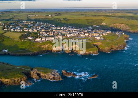 Veduta aerea di Port Isaac all'alba, Cornovaglia, Inghilterra, Regno Unito, Europa Foto Stock