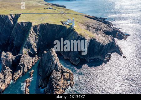 Veduta aerea del faro sull'isola di Arranmore nella contea di Donegal, Irlanda. Foto Stock