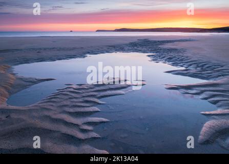 Piscine di marea su una spiaggia di sabbia deserta all'alba, Harlyn Bay, Cornwall, Inghilterra, Regno Unito, Europa Foto Stock