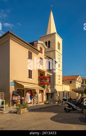 Vista della chiesa di San Giorgio e dei negozi nel villaggio di Lovran, Lovran, Baia del Quarnero, Istria orientale, Croazia, Europa Foto Stock