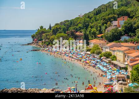 Vista sui tetti e sulla spiaggia di Moscenicka Draga, Baia del Quarnero, Istria orientale, Croazia, Europa Foto Stock