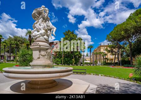 Vista di Helios e della fontana Selena a Perivoj Sv. Jakova Park a Opatija, Golfo del Quarnero, Istria orientale, Croazia, Europa Foto Stock