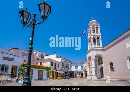 Vista della Chiesa dei tre Vescovi della città di Skiathos, dell'isola di Skiathos, delle isole Sporadi, delle isole greche, della Grecia, Europa Foto Stock