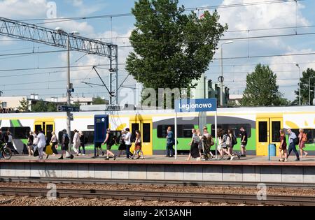 Legionowo, Polonia - 27 giugno 2022: Stazione ferroviaria di Legionowo. Stazione ferroviaria con piattaforme, persone che scendano dal treno. Foto Stock