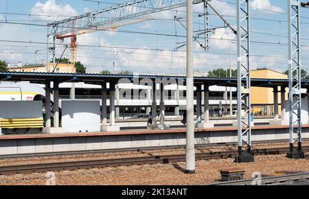 Legionowo, Polonia - 27 giugno 2022: Stazione ferroviaria di Legionowo. Stazione ferroviaria con piattaforme, persone che scendano dal treno. Foto Stock