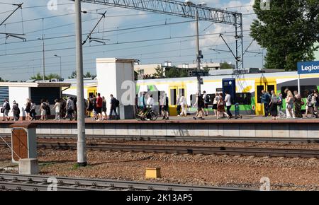Legionowo, Polonia - 27 giugno 2022: Stazione ferroviaria di Legionowo. Stazione ferroviaria con piattaforme, persone che scendano dal treno. Foto Stock