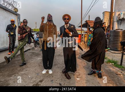 Il movimento la Sape incarna l'eleganza nello stile e nelle maniere dei predecessori coloniali Dandies, Kinshasa, Repubblica Democratica del Congo, Africa Foto Stock