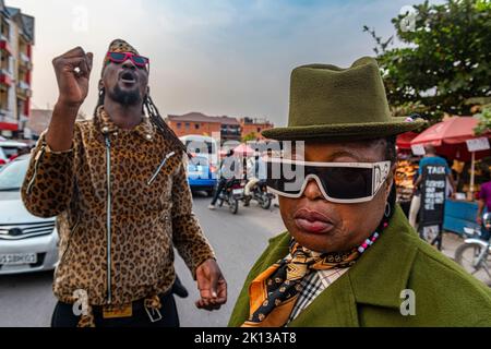 Il movimento la Sape incarna l'eleganza nello stile e nelle maniere dei predecessori coloniali Dandies, Kinshasa, Repubblica Democratica del Congo, Africa Foto Stock