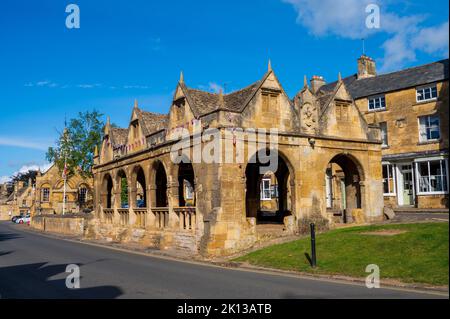 Mercato Hall e cottage in pietra Cotswold su High Street, Chipping Campden, Cotswolds, Gloucestershire, Inghilterra, Regno Unito, Europa Foto Stock