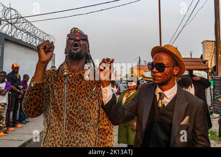 Il movimento la Sape incarna l'eleganza nello stile e nelle maniere dei predecessori coloniali Dandies, Kinshasa, Repubblica Democratica del Congo, Africa Foto Stock