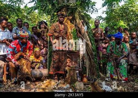 Capo tribale della tribù Yaka, Mbandane, Repubblica Democratica del Congo, Africa Foto Stock