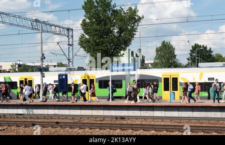 Legionowo, Polonia - 27 giugno 2022: Stazione ferroviaria di Legionowo. Stazione ferroviaria con piattaforme, persone che scendano dal treno. Foto Stock