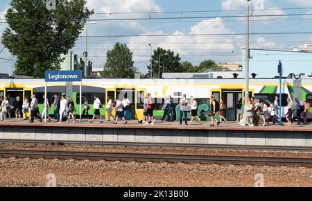 Legionowo, Polonia - 27 giugno 2022: Stazione ferroviaria di Legionowo. Stazione ferroviaria con piattaforme, persone che scendano dal treno. Foto Stock