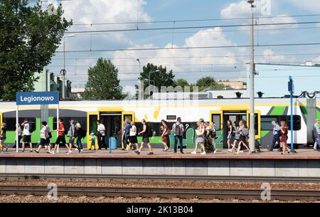Legionowo, Polonia - 27 giugno 2022: Stazione ferroviaria di Legionowo. Stazione ferroviaria con piattaforme, persone che scendano dal treno. Foto Stock