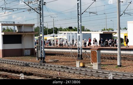 Legionowo, Polonia - 27 giugno 2022: Stazione ferroviaria di Legionowo. Stazione ferroviaria con piattaforme, persone che scendano dal treno. Foto Stock