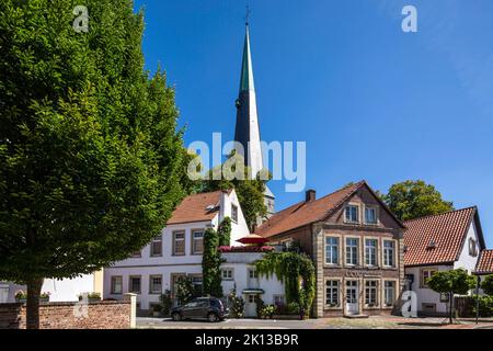 Deutschland, Billerbeck, Berkel, Baumberge, Muensterland, Westfalen, Nordrhein-Westfalen, NRW, Katholische Pfarrkirche St. Johannes der Taeufer am Joh Foto Stock