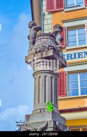 LUCERNA, SVIZZERA - 30 MARZO 2022: Fontana di Pfistergasse con sculture di due bambini al pozzo, il 30 marzo a Lucerna, Svizzera Foto Stock