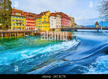 Bella superficie del fiume Reuss a Needle Dam (Reuss-Nadelwehr) in Altstadt di Lucerna, Svizzera Foto Stock