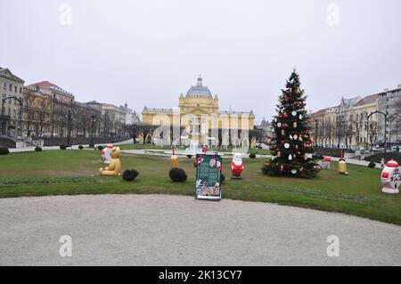 Avvento a Zagabria , decorazione natalizia di fronte al teatro nazionale croato. Foto Stock